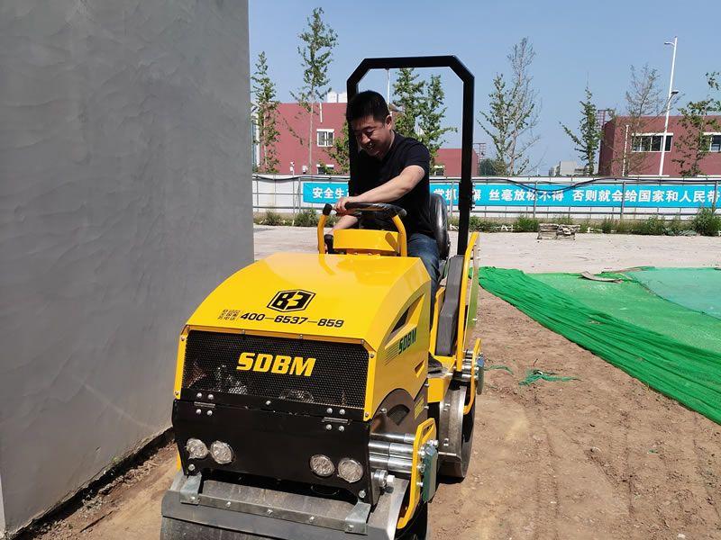 座駕振動(dòng)壓路機(jī)在惡劣環(huán)境下如何工作？