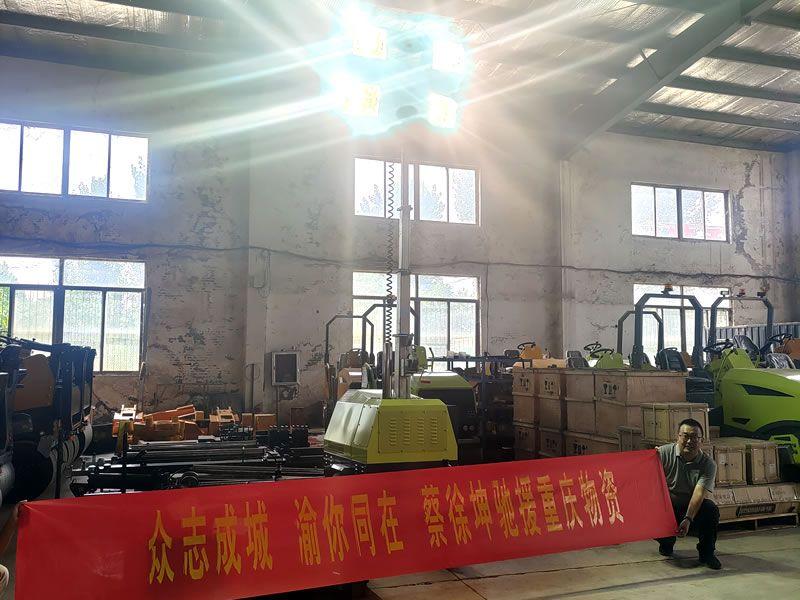 蔡徐坤為重慶捐贈奔馬照明車等救災物資，傳遞偶像正能量