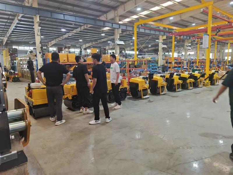 8月17日，國內(nèi)客戶來我廠參觀考察奔馬小型壓路機