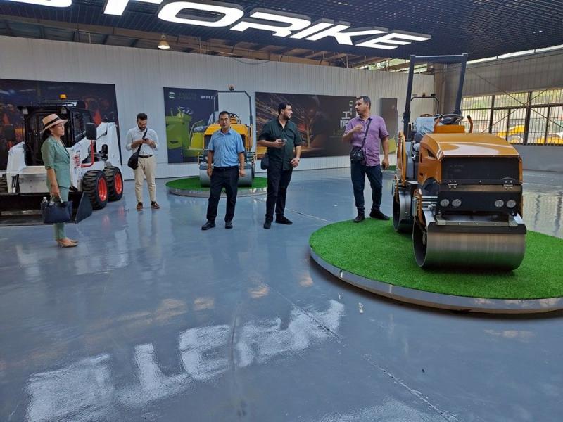 國外客戶來我廠參觀考察小型壓路機，并達成合作意向