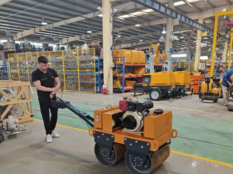 國外客戶來我廠參觀考察小型壓路機、移動照明車等產(chǎn)品