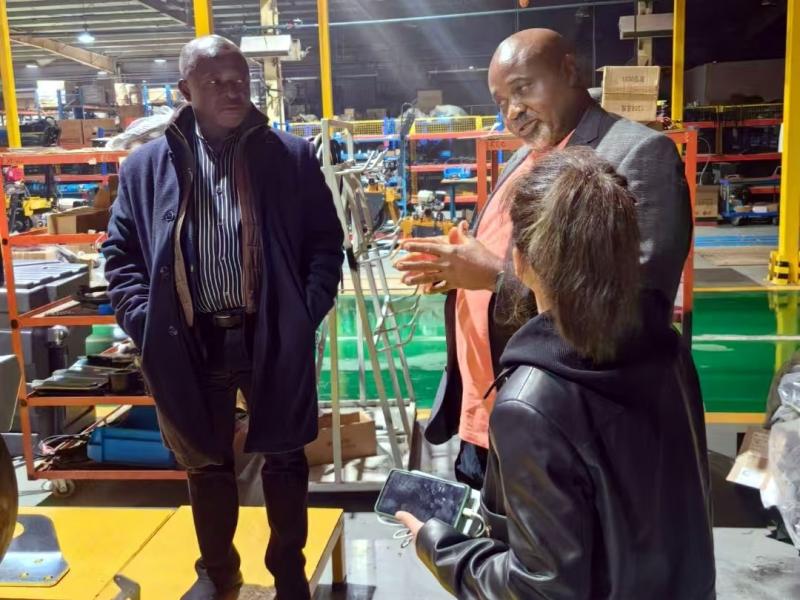 非洲客戶來(lái)廠參觀考察小型壓路機(jī)等工程機(jī)械產(chǎn)品