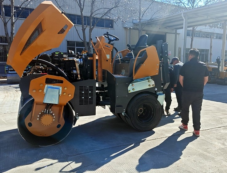 3月18日，哈薩克斯坦客戶(hù)來(lái)廠(chǎng)體驗(yàn)考察5噸膠輪壓路機(jī)