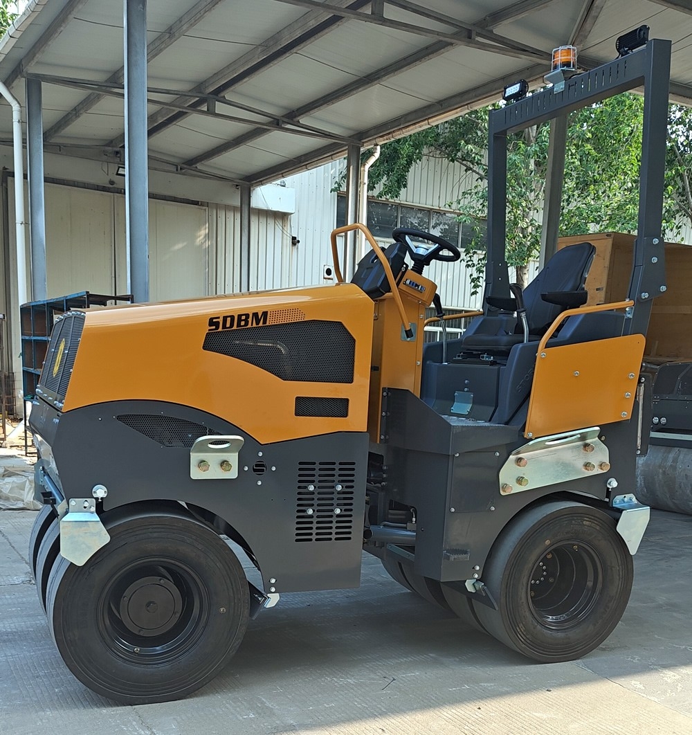 奔馬5噸小型座駕雙膠輪壓路機(jī)BM5000DQ